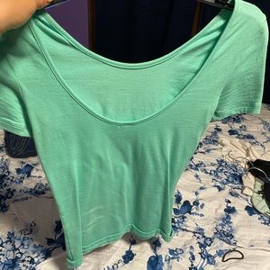 women’s green cute crop ish top!